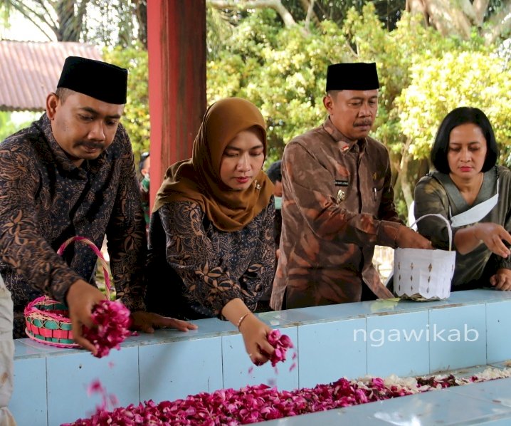 Bupati Ngawi Ony Anwar melakukan ziarah makam leluhur dalam rangka HUT Kabupaten Ngawi 