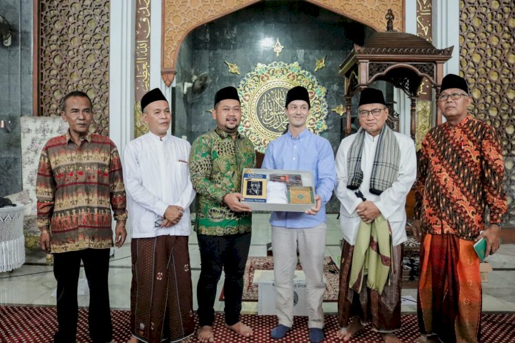 Justin Lerschai Thamtong menerima hadiah Al-Quran dari Bupati Gresik Fandi Ahmad Yani usai ikrar masuk Islam di Masjid Agung Maulana Malik Ibrahim Gresik/RMOLJatim