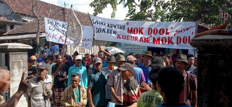 Warga Desa Dateng Kecamatan Laren Lamongan saat melakukan aksi di depan balai desa/RMOLJatim