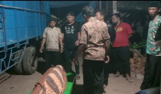 Petugas medis bersama aparat kepolisian Polsek Paron Ngawi saat mengevakuasi pelaku gantung diri/RMOLJatim