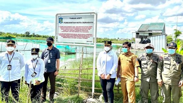 JPN Kejari Tanjung Perak memasang papan di lokasi aset yang berhasil diselamatkan/Ist