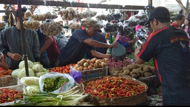 Salah seorang pedagang di pasar tradisional Banyuwangi/RMOLJatim