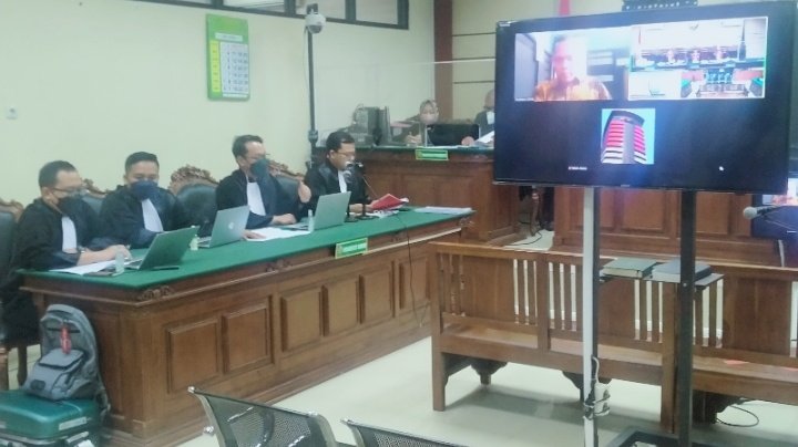 Suasana saat Jaksa KPK membacakan tanggapan atas eksepsi dari terdakwa Itong Isnaeni Hidayat/RMOLJatim