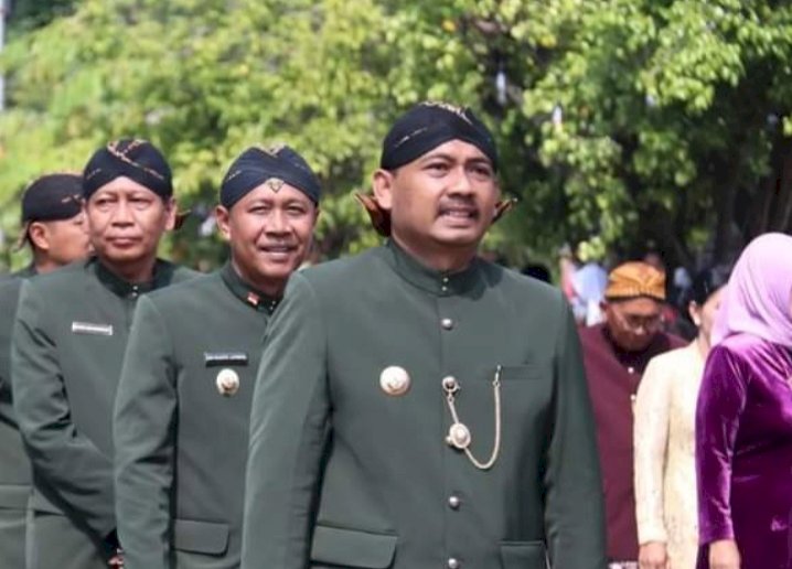 Bupati Ngawi Ony Anwar bersama wakilnya Dwi Rianto Jatmiko saat ritual kirab pusaka. 