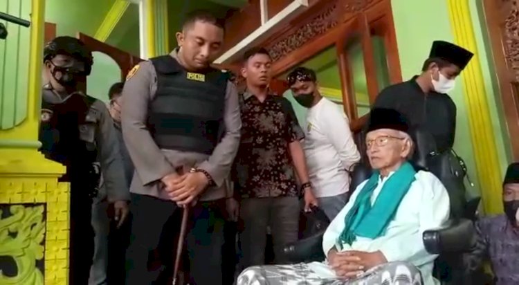 Tangkapan layar video upaya persuasif Kapolres Jombang AKBP Moh Nurhidayat saat menemui ayahanda MSAT disela operasi penangkapan oleh anggota Polda Jatim di ponpes Jalan Raya Ploso Jombang/ist