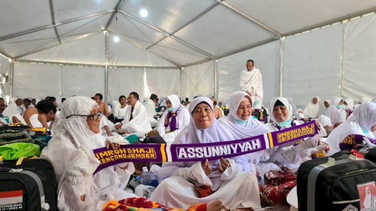 Jamaah KBIHU Assuniyah kencong Jember saat berada di tenda Arafah/Ist