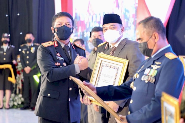 Wali Kota Surabaya Eri Cahyadi saat menerima penghargaan/RMOLJatim