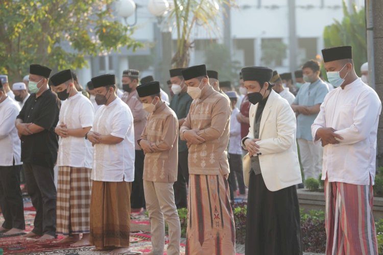 Wali Kota Eri Cahyadi saat menjalankan Salat Idul Fitri di Taman Surya Balai Kota Surabaya/ist