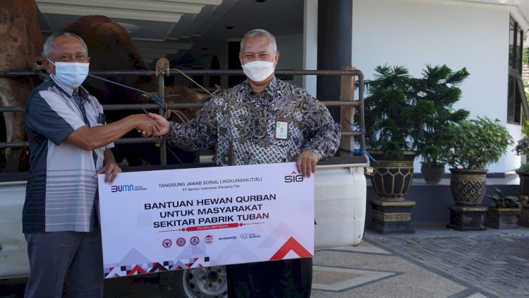 Senior Manager of Corporate Communication SIG Ghopo Tuban, Setiawan Prasetyo saat menyerahkan hewan kurban kepada Sekda Tuban Budi Wiyana/RMOLJatim