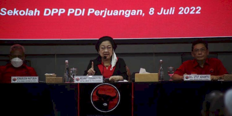 Ketua Umum PDIP Megawati Soekarnoputri saat memberi arahan dalam Rakor Fraksi PDIP di Lenteng Agung, Jakarta Selatan Jumat (8/7)/Net