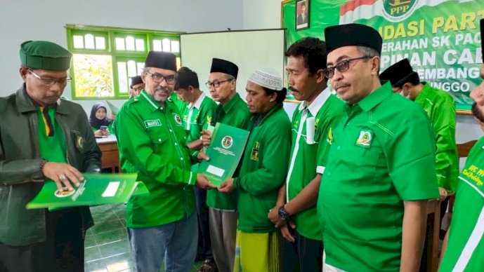 Ketua DPC PPP Kabupaten Probolinggo, Mahdi saat menyerahkan SK ke PAC. /RMOL Jatim