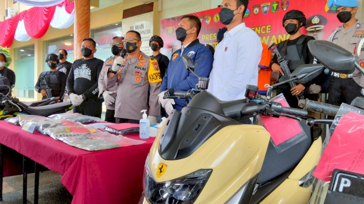 Kapolresta Banyuwangi Kombes Pol Deddy Foury Millewa dalam jumpa pers di Mapolresta/RMOLJatim