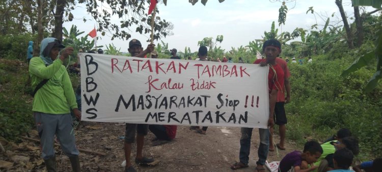 Warga Dateng Kecamatan Laren Lamongan saat  aksi penghadangan/RMOLJatim