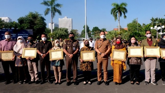 Wali Kota Eri memberikan piagam penghargaan kepada 12 koperasi terbaik/ist