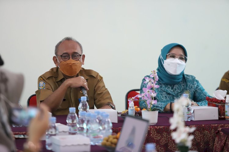 Ketua TP PKK Kota Surabaya Rini Indriyani bersama Tim Penilaian Lapangan Lomba Penganugerahan Inotek Award Provinsi Jatim/ist