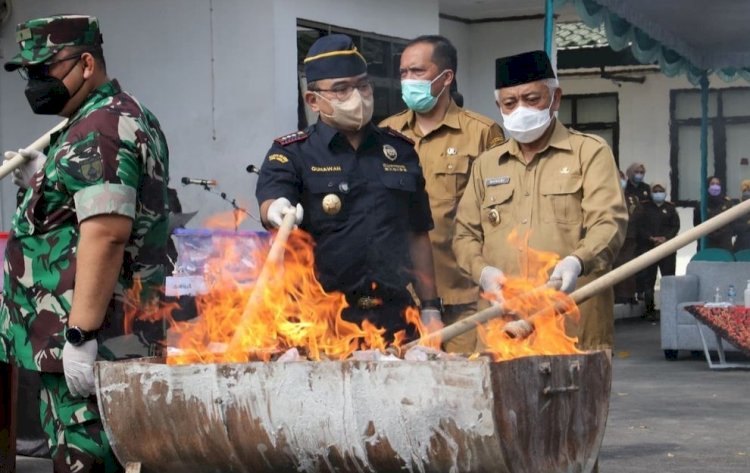 Bupati Malang HM Sanusi memakai baju warna cokelat saat ikut memusnahkan BB/Ist