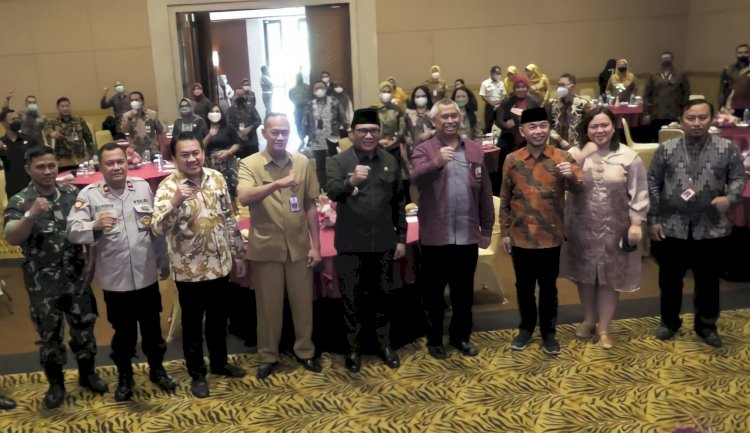 Wakil Wali kota Malang, Ir. H. Sofyan Edi Jarwoko memakai baju hitam dan peci hitam foto bersama para stakeholder di kegiatan nonton Pembukaan FEKDI 2022/Ist