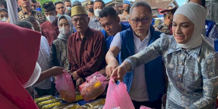 Ketua Umum DPP PAN Zulhas bersama putri pertamanya Futri Zulya Savitri saat operasi minyak murah di Bandarlampung/Disway