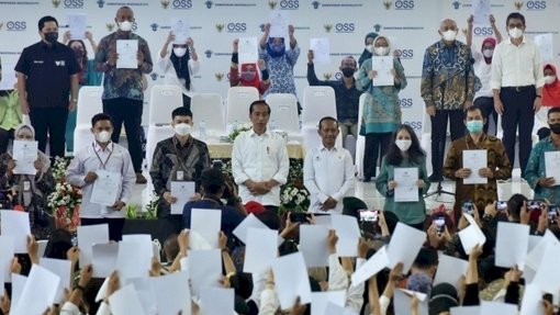 Presiden Joko Widodo bagikan NIB kepada pelaku UKM di Gedung Olahraga Kopassus, Jakarta Timur/Net