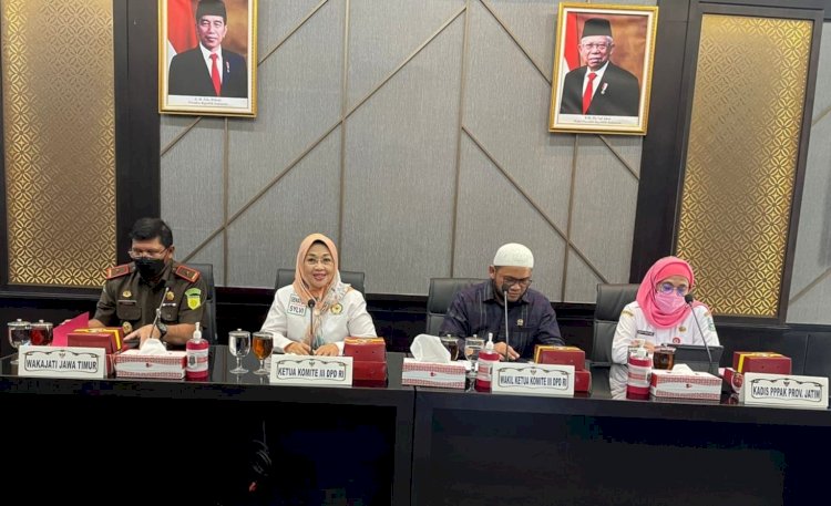 Ketua Komite III DPD RI, Sylviana Murni didampingi Wakil Ketua Komite III, Dedi Iskandar Batubara menggelar hearing terkait kasus kekerasan seksual Jombang di kantor Gubernur Jawa Timur/Ist