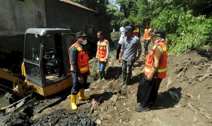 H Sofyan Edi Jarwoko mengenakan sepatu kuning topi hitam (kiri) saat meninjau pengerukan saluran sungai/Ist