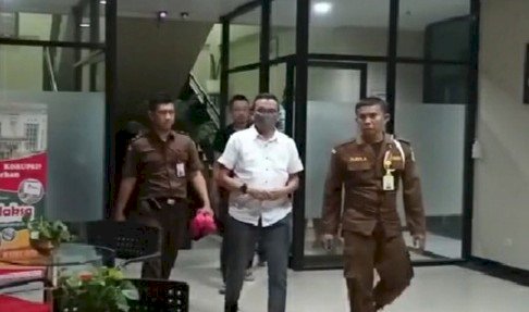 Tersangka FE saat digiring petugas Kejari Surabaya ke Rutan Kelas 1 Surabaya Cabang Kejati Jatim/ist