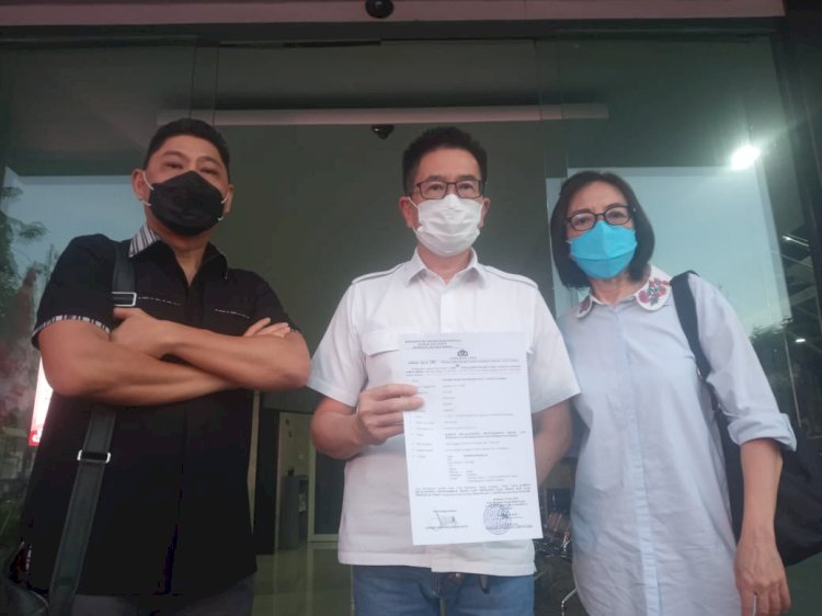 Condro Wiryono Poerwanto (pelapor) didampingi kuasa hukumnya, Ir Eduard Rudy, SH, MH (kiri) usai melapor ke Polrestabes Surabaya/Ist