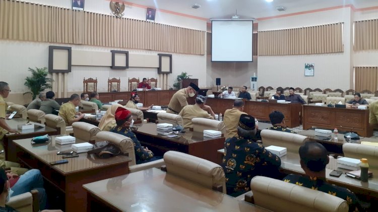 Hearing atas penyewaan TKD Pemdes Genteng Kulon selama 15 tahun yang dipimpin Ketua Komisi I DPRD Banyuwangi, Irianto/ist