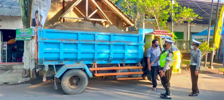 Truk pasir tanpa penutup diberikan teguran oleh satlantas Polres Bondowoso/ist