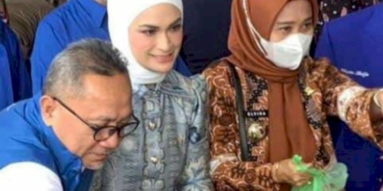 Ketua Umum Partai Amanat Nasional (PAN), Zulkifli Hasan bersama putrinya, Futri Zulya Savitri saat operasi pasar di Lampung/Net