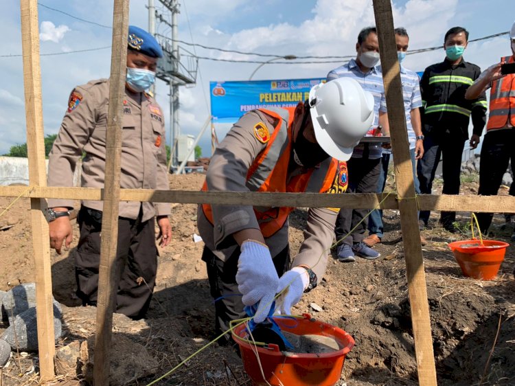 Kapolres Probolinggo AKBP Teuku Arsya Kadhafi, saat meletakan batu pertama pembangunan Gedung SKCK/RMOL Jatim 