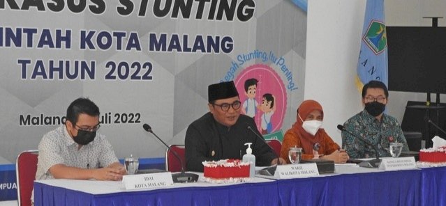 Wakil Wali Kota Malang, Ir.H Sofyan Edi Jarwoko (tengah) baju berwarna hitam dan mengenakan peci hitam saat gelar audit kasus stunting/Ist