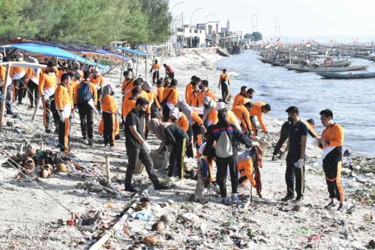 Jaksa dan Pegawai Kejari Tanjung Perak saat bersih-bersih pantai kawasan Taman Suroboyo/RMOLJatim 