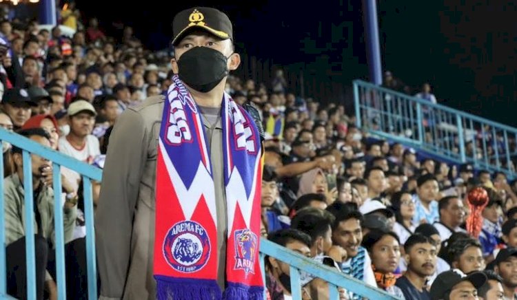 Kapolres Malang, AKBP Ferli Hidayat saat memantau jalannya pertandingan di Stadion Kanjuruhan/Ist