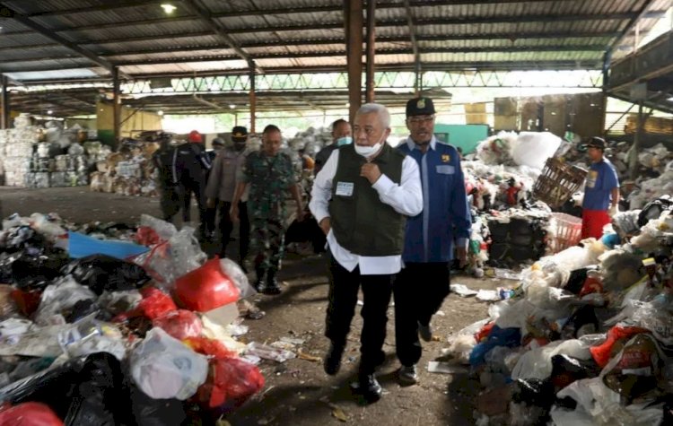 H M Sanusi saat meninjau lokasi salah satu TPS di Kabupaten Malang/Ist