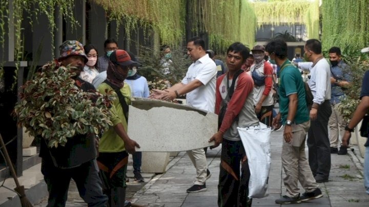 Wali Kota Eri bersih-bersih di lorong belakang Balai Kota/ist