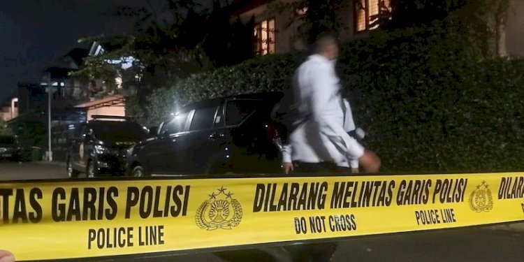 Aparat kepolisan saat sedang melakukan olah TKP kediaman Irjen Ferdy Sambo/RMOL