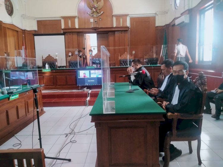 Gede Pasek Suardika (tengah) bersama timnya sesaat sebelum sidang pembacaan surat dakwaan/RMOLJatim