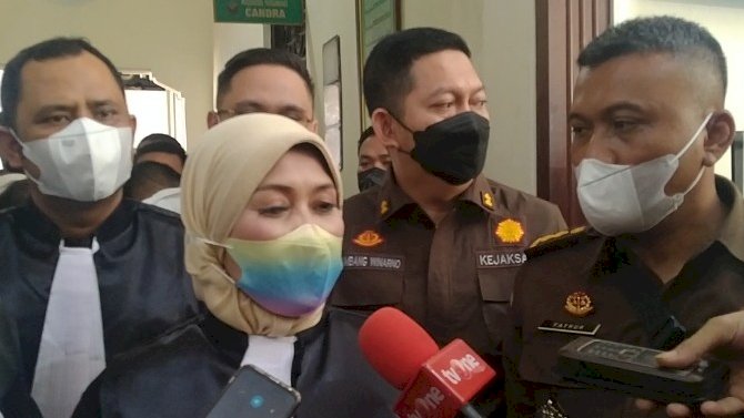 Kajati Jatim, Dr. Mia Amiati, SH, MH saat memberikan keterangan pers hasil sidang pembacaan dakwaan kasus pencabulan dan pemerkosaan dengan terdakwa Mas Bechi/RMOLJatim 