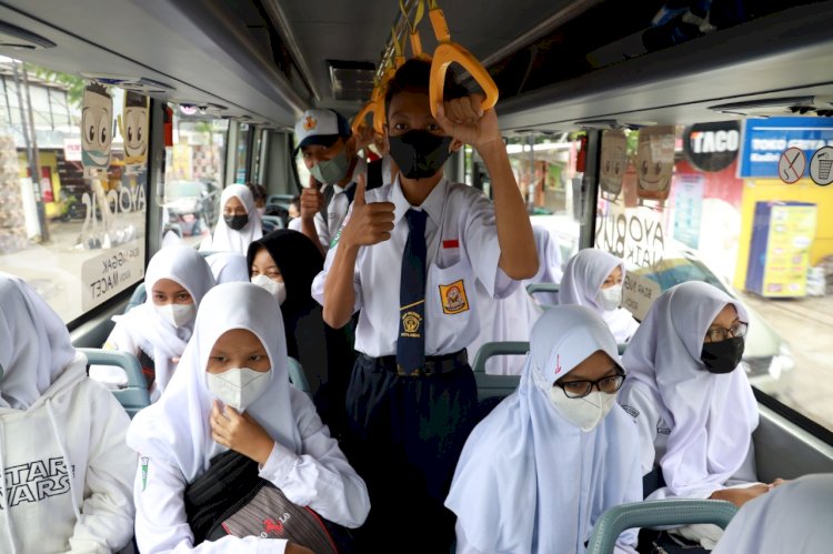 Para siswa saat menumpang bus sekolah/RMOLJatim