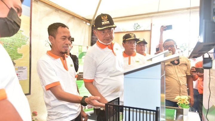 Bupati Lamongan Yuhronur Efendi Saat Membuka Acara Pekan Lingkungan Hidup dan Pasar Rakyat RMOLJatim