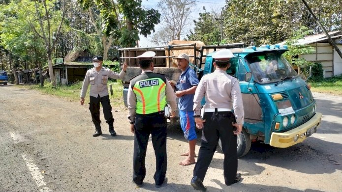 Tim Satgas Aman Nusa II Polres Madiun sedang memeriksa kendaraan pengangkut hewan / ist.