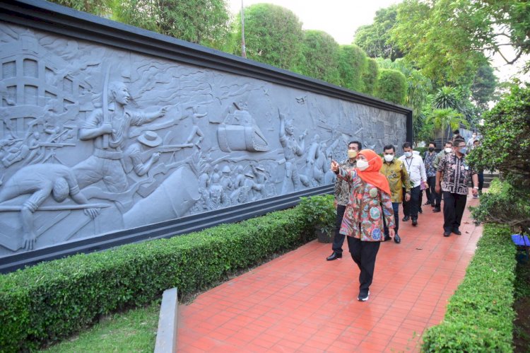 Khofifah Indar Parawansa meninjau langsung sekaligus melakukan rapat koordinasi terbatas dengan beberapa Kepala OPD Pemprov di Anjungan Jawa Timur, Kompleks TMII, Jakarta Timur, Selasa (19/7)/Ist