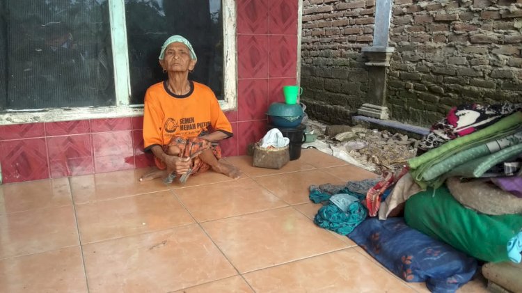 Nenek Masi tinggal di teras rumah keponakan/RMOLJatim