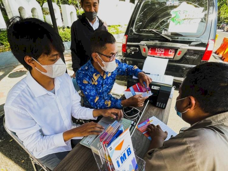  Petugas DPRKPP melayani warga mengurus perizinan SKRK-IMB di Taman Bungkul/RMOLJatim