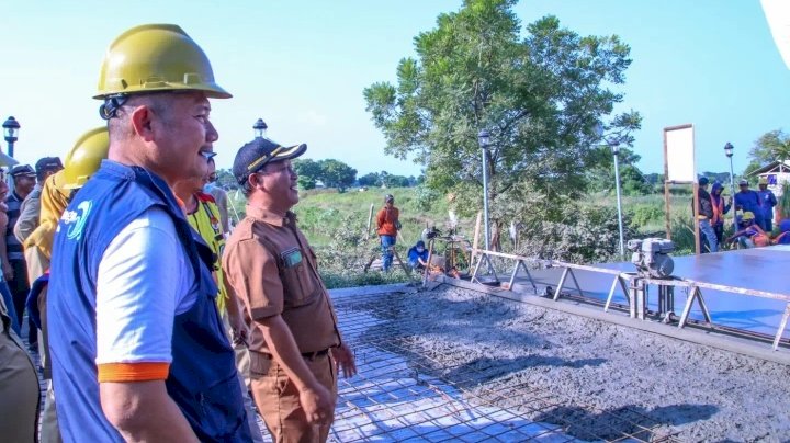 Bupati Lamongan Yuhronur  Enfendi saat meninjau  pembangunan ruas jalan di Soko Dagan/ RMOLJatim 