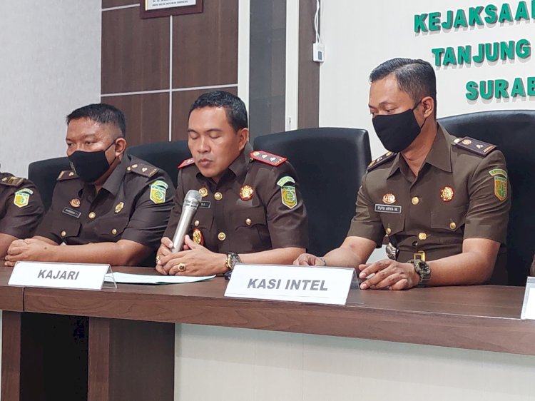 Kajari Tanjung Perak I Ketut Kasna Dedi (tengah) saat menyampaikan capaian kinerja semester satu periode bulan Januari hingga Juli 2022/RMOLJatim 