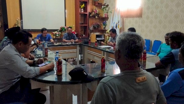 Ketua Komisi I Irianto (kanan depan) didampingi Camat Kalipuro Astorik dalam dialog bersama warga pesisir Desa Ketapang/RMOLJatim