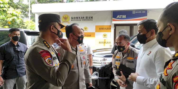 Timsus Kapolri saat mendampingi tim forensik yang melakukan autopsi jasad Brigadir J/Net