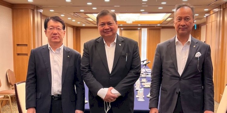 (Kanan ke kiri) CEO Mitsubishi Motor Company (MMC) Takao Kato, Menteri Koordinator Bidang Perekonomian Airlangga Hartarto, dan Menteri Perindustrian Agus Gumiwang Kartasasmita